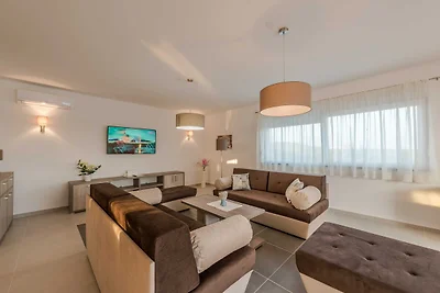 Deluxe Four Bedroom Villa with Sea View and P...