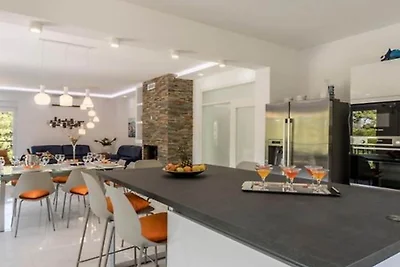 Modern & Stylish Villa with Private Pool - Fo...