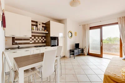 Zwembad condivisa en ampio spazio esterno...