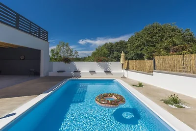 Villa in Tinjan mit Schwimmbecken