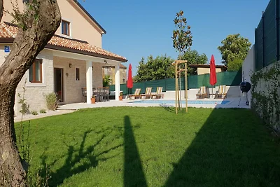 Villa met terrassen en tuin stijlvol...