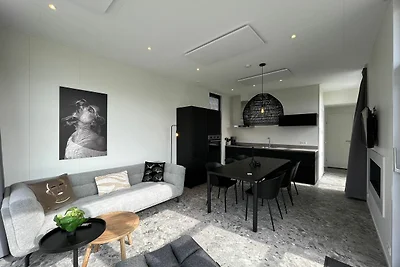 Modernes Chalet in einem Park in der Nähe des...