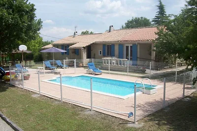 Moderna casa vacanze a Céreste con piscina