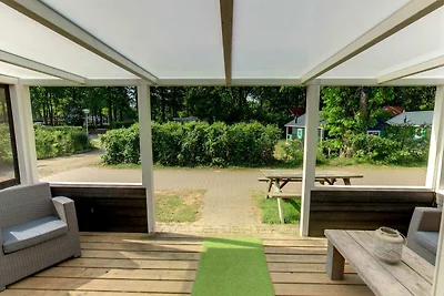 Zeltloge mit Terrasse in grünen Umgebung