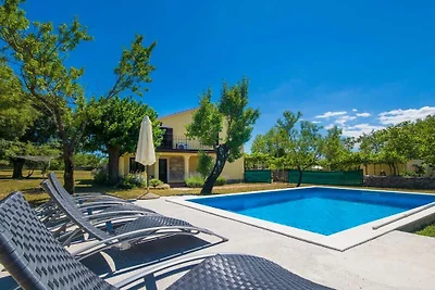 Villa a Raša con piscina