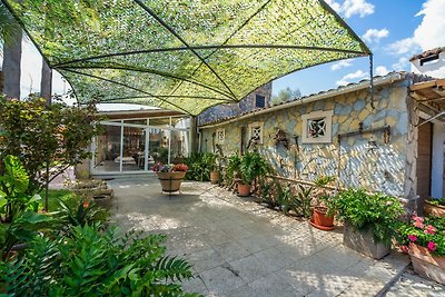 Landhaus in Llubi mit Garten