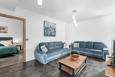 Luxusvilla mit Swimmingpool und Sauna