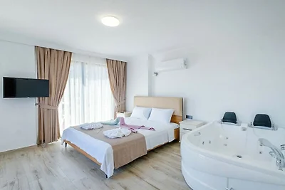 Villa in Kalkan mit Schwimmbecken