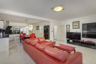 Villa Blanka - Six Bedroom Villa with Swimmin...