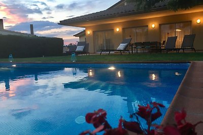 Moderne Villa in Les Corts mit Pool