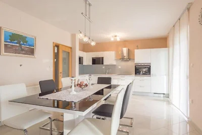 Six Bedroom Holiday House With Pool