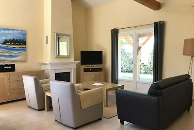 Ruhiges Ferienhaus mit Pool in Les Forges