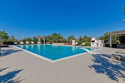 Villa with private pool and many leisure...