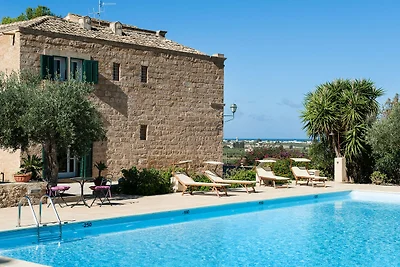Moderna villa a Paceco con piscina privata