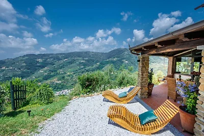 Villa a Pescia con vista sui vigneti