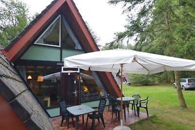Modernes Ferienhaus inmitten eines üppigen Wa...