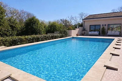 Elegante Villa mit Pool