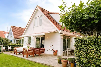 Schönes Ferienhaus am Wasser in Grou
