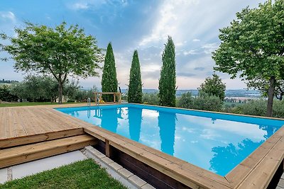 Casa moderna con piscina vista colline