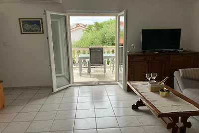 Fuga luminosa lungo la strada del villaggio