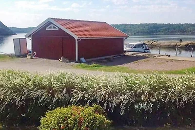 8 persone case ad Brastad
