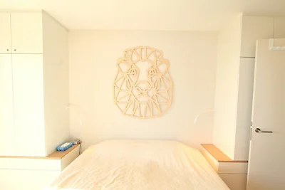 Modern toevluchtsoord met zeezicht en balkon