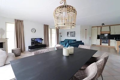 Stilvolle Villa am Wasser mit Sauna