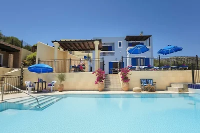 Villa met privézwembad en uitzicht op zee