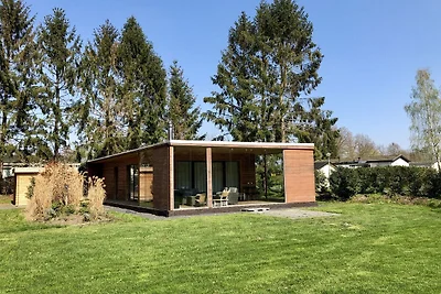 Moderne Hütte mit Holzofen in der Nähe von...