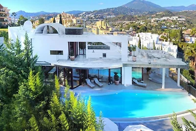 Villa in Nueva Andalucía mit Infinity-Pool