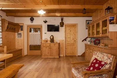 Accogliente baita in montagna con balcone