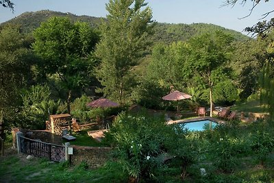 Casa in pietra sul fiume Zoya con vista sulla