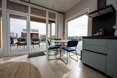 Modernes Hausboot mit Blick auf den See