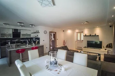 Uriges Ferienhaus in Risika mit Whirlpool