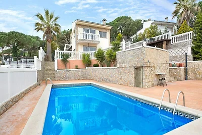 Villa mit Meer- und Bergblick und Pool