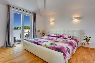 Moderne Villa in Pula mit Pool und Parkplatz