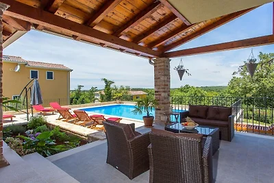Villa in Montižana mit Schwimmbecken