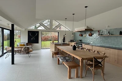 Luxusvilla mit Garten und Seilrutsche