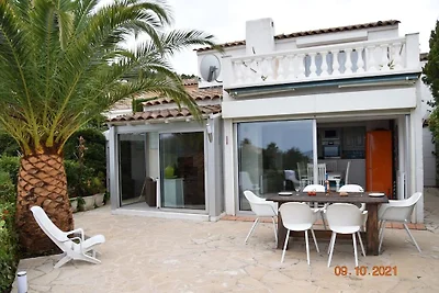 Villa con piscina e campo da tennis in comune