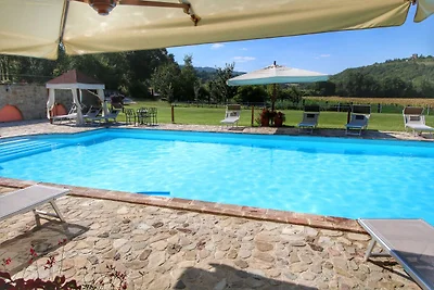 Ansprechende Wohnung in Todi mit Swimmingpool