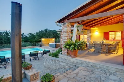 Villa in Montižana mit Schwimmbecken