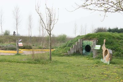 Ambachtelijk gebouwd huisje aan de kust van...