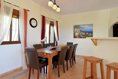 Luxuriöse Villa in Arenas mit Swimmingpool