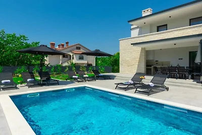 Villa in Kringa mit Schwimmbecken