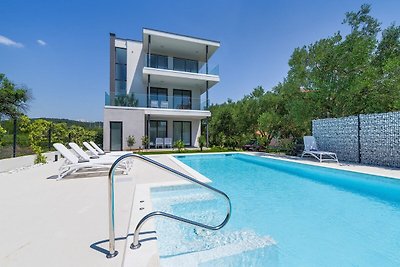 Moderne Villa in Bibinje mit Terrasse