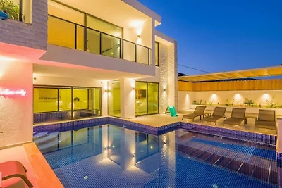 Villa in Kalkan mit Schwimmbecken
