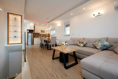 Exclusive Okrug Gornji Apartment with Shared ...