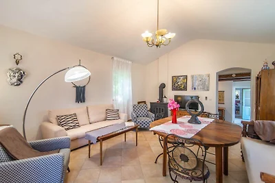Casa vacanze convenzionale a Umago con piscin...