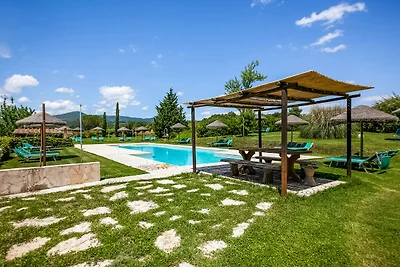 Agriturismo con piscina in comune vicino al...