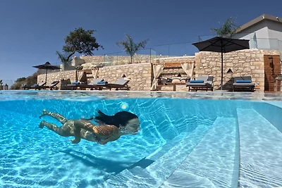 Villa Kournas para 12 huéspedes con piscina.